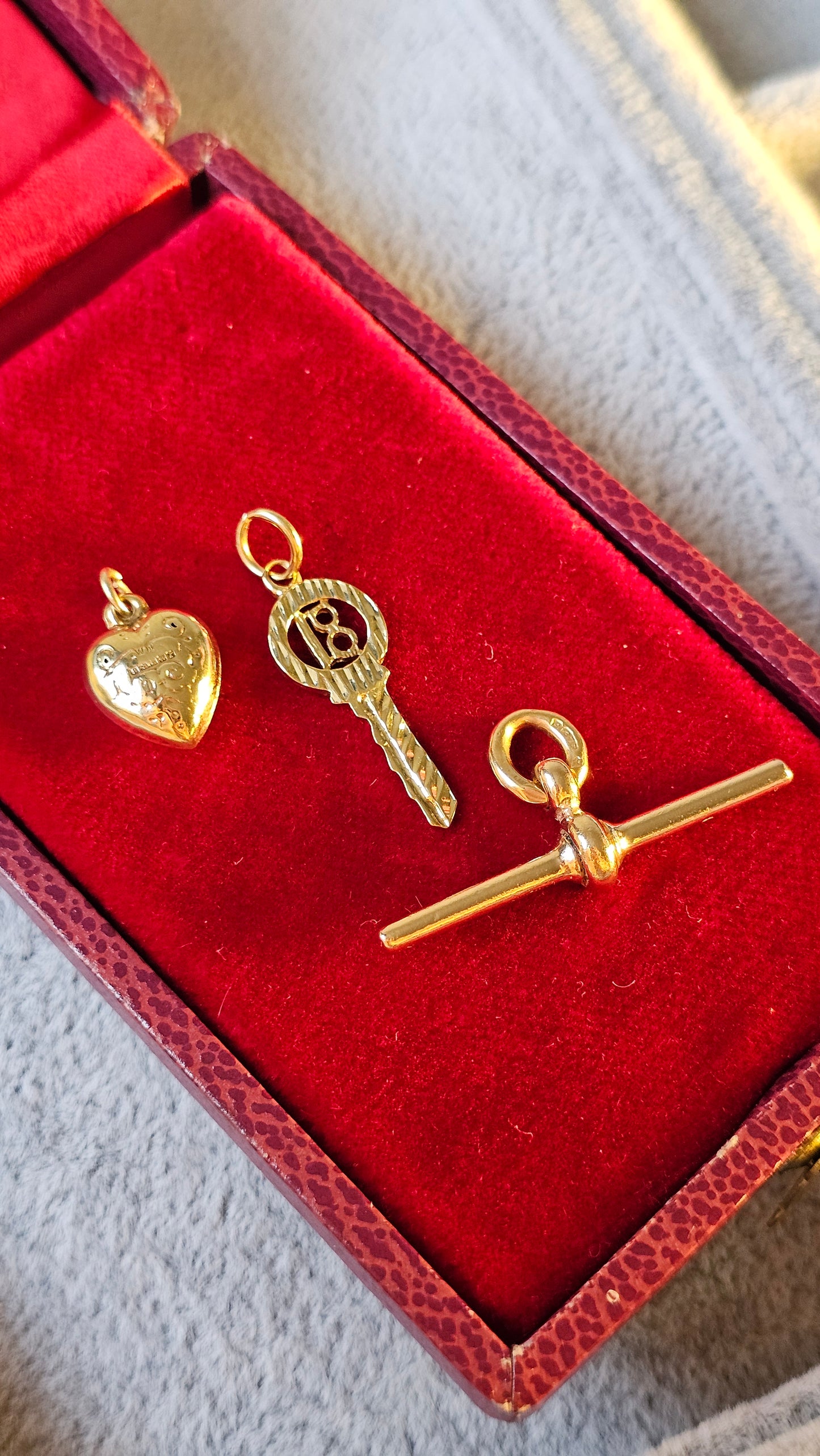 RARE FIND PRISTINE Solid 9ct Gold Puffy Scroll Heart Charm - Britain 1970 - Vintage Gold - Vintage Charms 0.36 grams 1.6cm tall