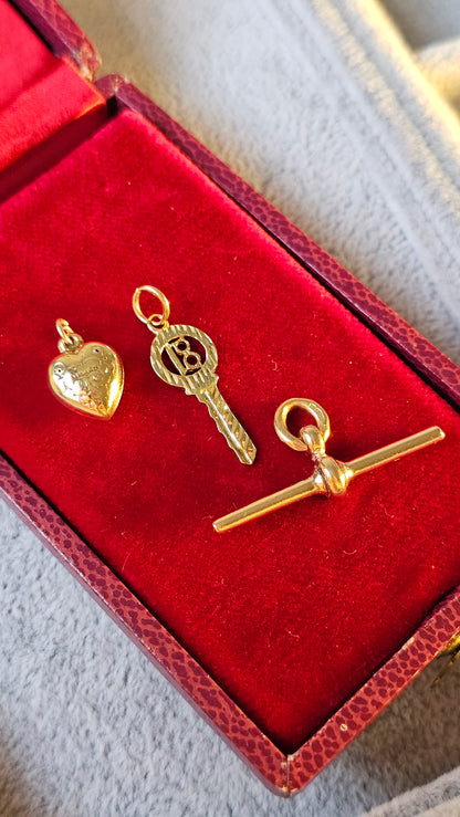 RARE FIND PRISTINE Solid 9ct Gold Puffy Scroll Heart Charm - Britain 1970 - Vintage Gold - Vintage Charms 0.36 grams 1.6cm tall