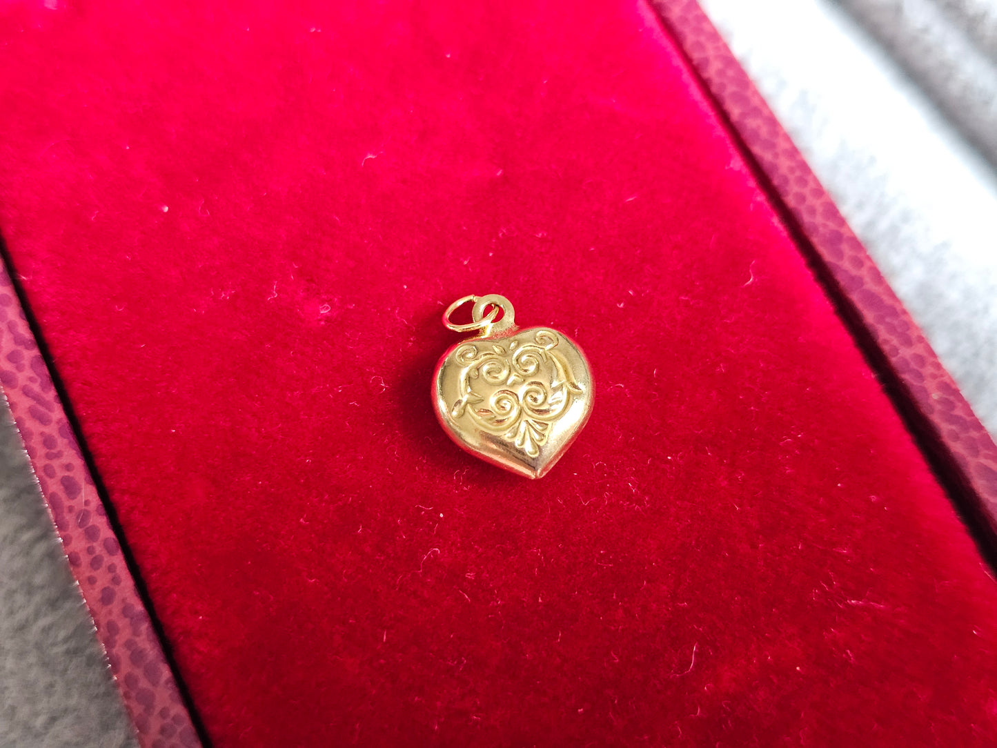 RARE FIND PRISTINE Solid 9ct Gold Puffy Scroll Heart Charm - Britain 1970 - Vintage Gold - Vintage Charms 0.36 grams 1.6cm tall