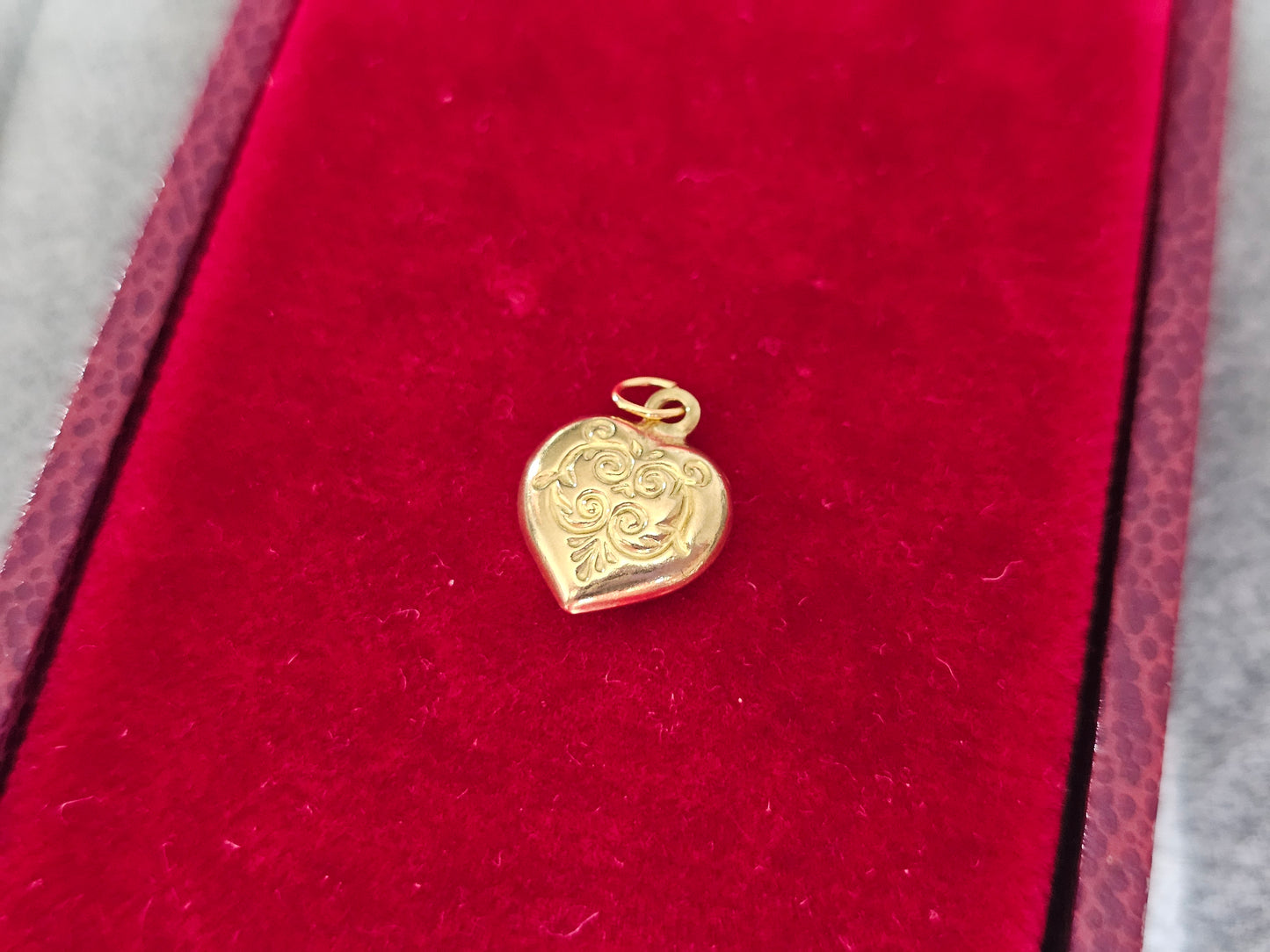 RARE FIND PRISTINE Solid 9ct Gold Puffy Scroll Heart Charm - Britain 1970 - Vintage Gold - Vintage Charms 0.36 grams 1.6cm tall