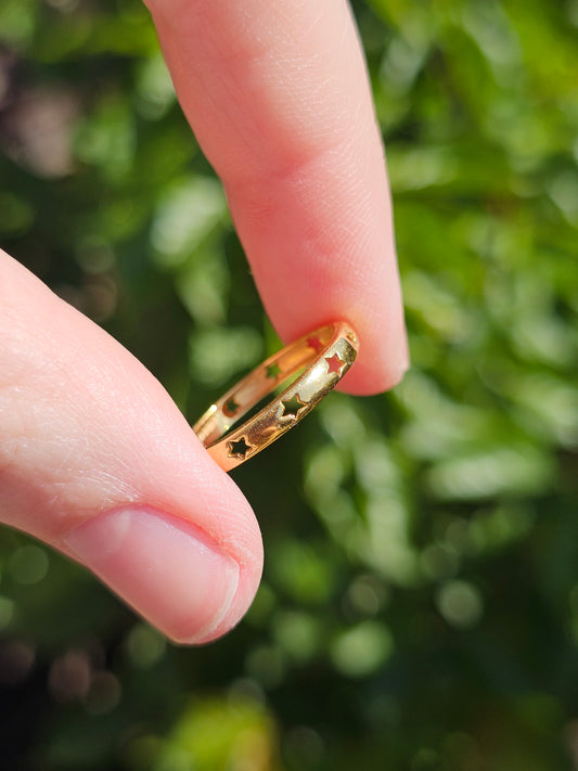 Solid 22ct Yellow Gold Celestial Cut Out Star Wedding Band Ring - 2.6mm Wide - Solid Gold Wedding Ring - Size N 1/2 (US 7, 54.4) 22k 1.60 grams